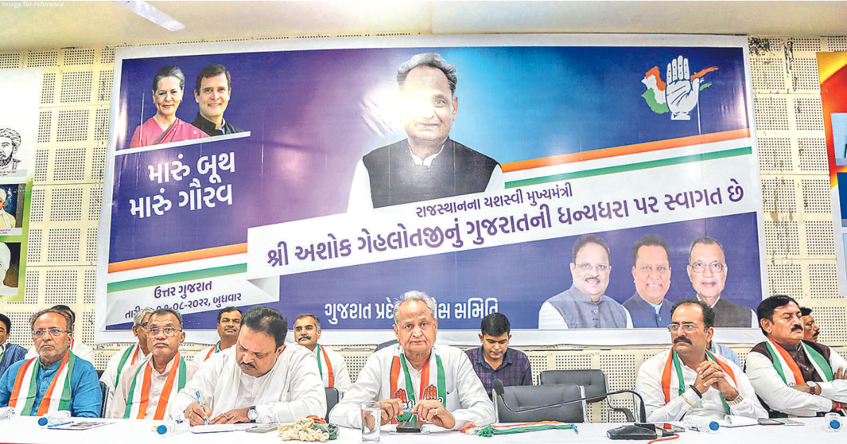 Gehlot reaches Guj, to forge strategy for ousting BJP’s 3 decade long rule!